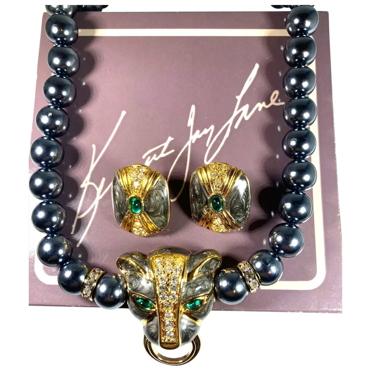 ClarasJewelry's tweet image. Kenneth Lane Duchess Of Windsor Panther Black Imitation Pearls Necklace Pierced Earrings Set MIB 1988
#rubylane #vintage #earrings #Designer #HauteCouture #luxe #vintagejewelry #giftideas #jewelryaddict  #vintagebeginshere #treasures
rubylane.com/item/136230-E1…