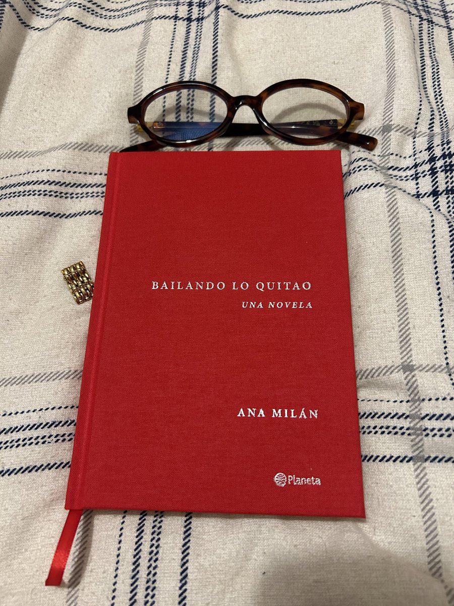 eyasaez's tweet photo. Comenzamos nueva lectura con @anamilan con ganas de descubrir está novela llena de luces y sombras pero siempre empoderando a la mujer✨ https://t.co/fx2bSr4PPk