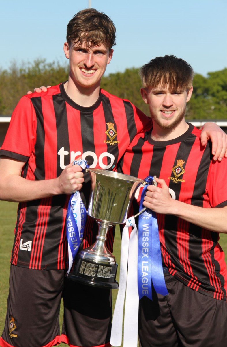 CallumMann10's tweet photo. Wessex 1 Champions! ❤️🖤

What a group we got🚁🚁 @fleetlandsfc_ https://t.co/W51EXZwlFW