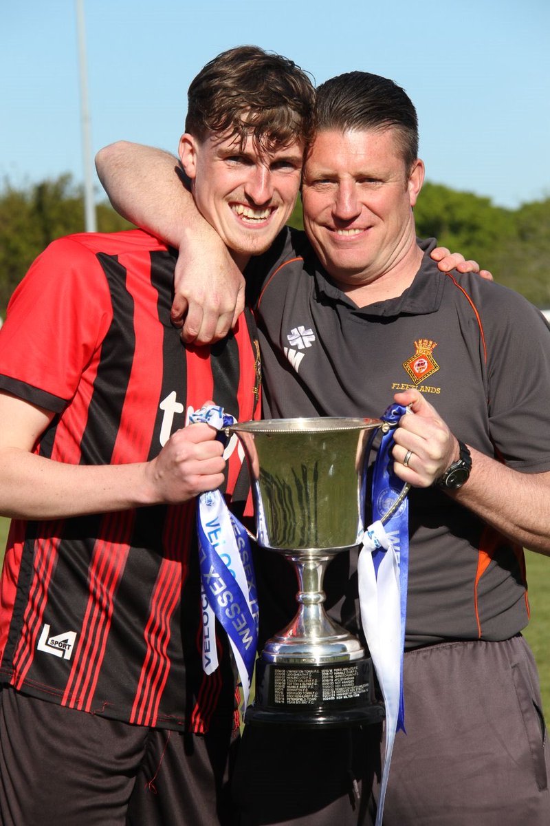 CallumMann10's tweet photo. Wessex 1 Champions! ❤️🖤

What a group we got🚁🚁 @fleetlandsfc_ https://t.co/W51EXZwlFW