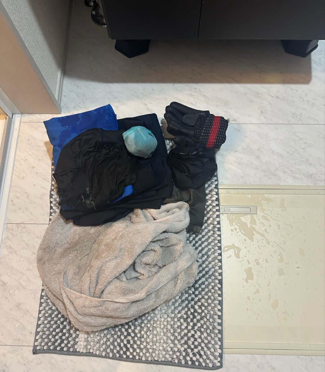 Amber0823O's tweet photo. うちの旦那本当にポンコツだから
槽洗浄中(クリーナー入り)なのに
フィルター掃除しようとして開けて
水ダバダバ出て来てあわわわ！！ってなってた。

家事やろうとしてくれてんのはわかるけど
ポンコツの極みなんだよな…

会社の制服たち色抜けちゃいそうだし
槽洗浄中だから洗えない…浸け置き中… https://t.co/VP2fgIKt4a