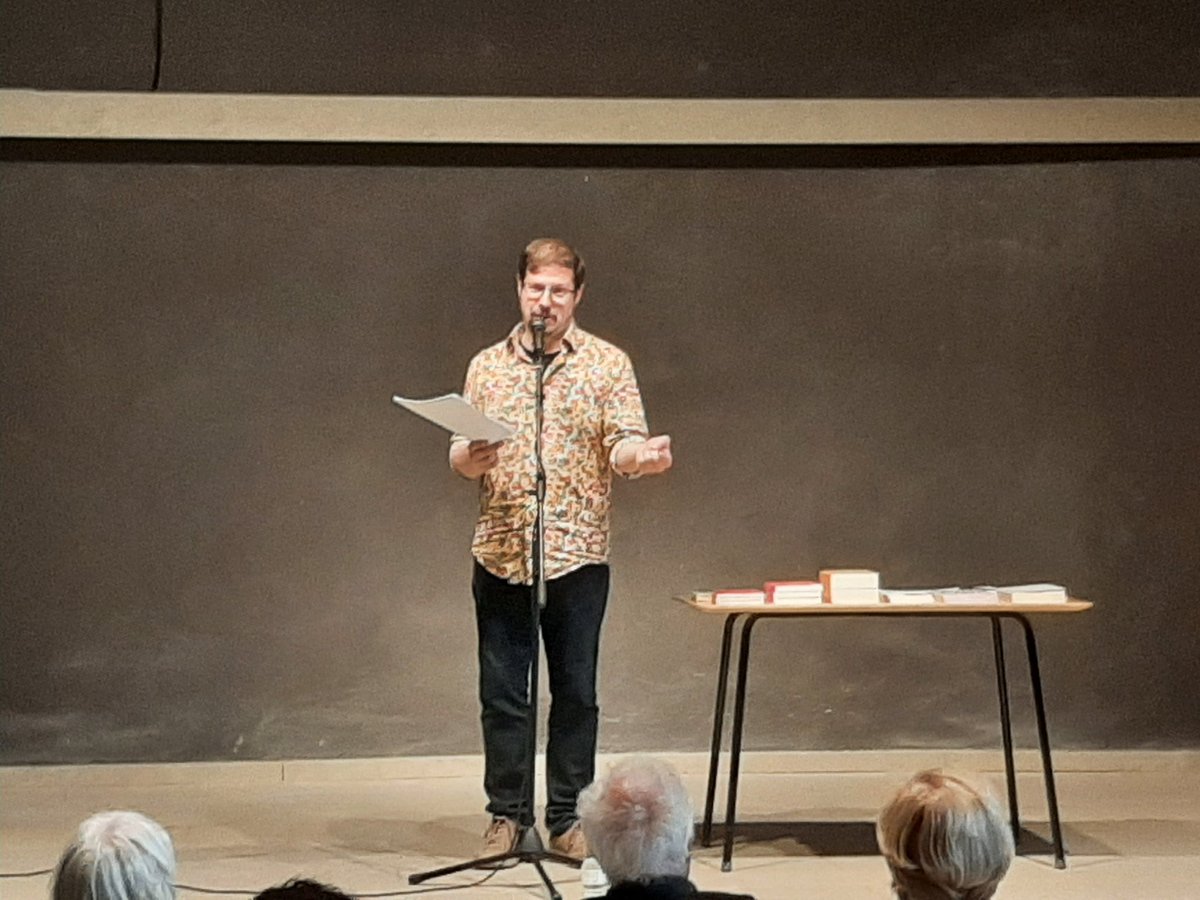 AmicsConcabella's tweet photo. Magnífic recital de poesia de @joseppedrals en la cloenda de l'XI Temporada cultural 2025-2026. Com en la seva visita anterior, va oferir una interpretació vibrant de poemes propis, de Viladot i de Pedrolo. Enhorabona i per molts anys! https://t.co/oIg2mctMpq
