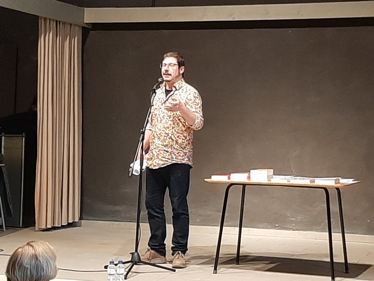 AmicsConcabella's tweet photo. Magnífic recital de poesia de @joseppedrals en la cloenda de l'XI Temporada cultural 2025-2026. Com en la seva visita anterior, va oferir una interpretació vibrant de poemes propis, de Viladot i de Pedrolo. Enhorabona i per molts anys! https://t.co/oIg2mctMpq