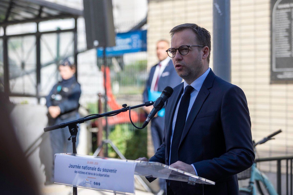 Carole_Guillerm's tweet photo. À Clamart et à Châtillon, aux côtés de Jean-Didier Berger, ministre délégué auprès du ministre de l’Intérieur, nous honorons la mémoire des victimes et des héros de la déportation.

De la rafle du Vel d’Hiv aux convois vers les camps, six millions de Juifs ont été assassinés, ainsi que des Tziganes, des homosexuels et des opposants.

Cette histoire oblige. Se souvenir, c’est transmettre, avec clarté et sans détour. Face au retour de l’antisémitisme, il n’y a ni ambiguïté ni faiblesse : le nommer, le combattre, le sanctionner.

#9212 #Clamart #Chatillon @JD_Berger