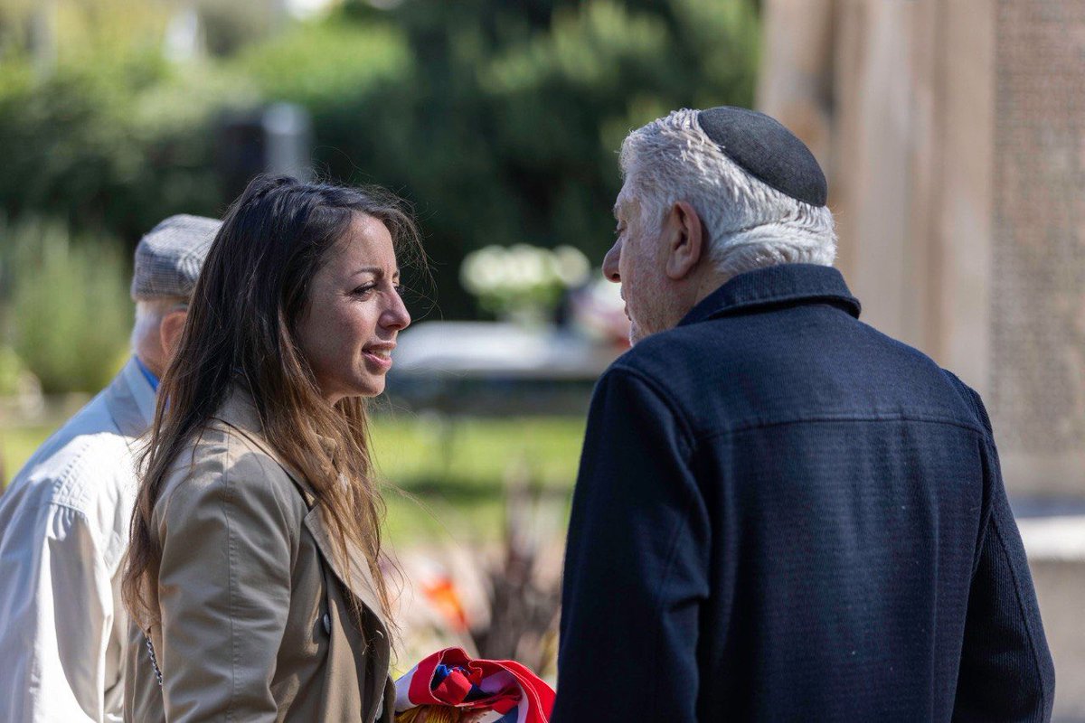 Carole_Guillerm's tweet photo. À Clamart et à Châtillon, aux côtés de Jean-Didier Berger, ministre délégué auprès du ministre de l’Intérieur, nous honorons la mémoire des victimes et des héros de la déportation.

De la rafle du Vel d’Hiv aux convois vers les camps, six millions de Juifs ont été assassinés, ainsi que des Tziganes, des homosexuels et des opposants.

Cette histoire oblige. Se souvenir, c’est transmettre, avec clarté et sans détour. Face au retour de l’antisémitisme, il n’y a ni ambiguïté ni faiblesse : le nommer, le combattre, le sanctionner.

#9212 #Clamart #Chatillon @JD_Berger