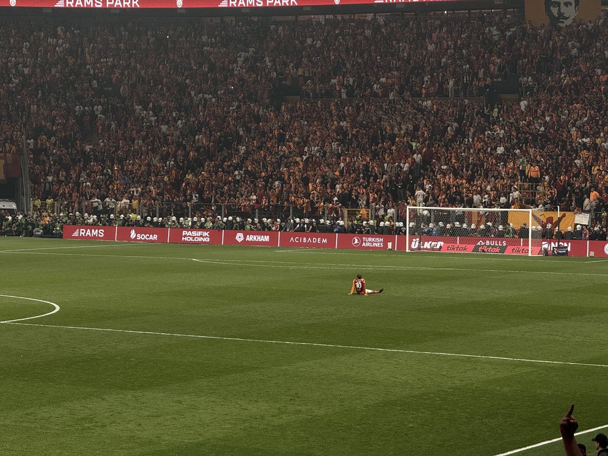 ofsaytanaliz's tweet photo. 🟡🔴 Galatasaray hücumunu tek başına maestro gibi yönetti!

🚨 Leroy Sane 🆚 Fenerbahçe

⭐ Reyting: 8.4
🪄 Beklenen Asist (xA): 0.47
🔑 Kilit Pas: 5
🎁 Yaratılan Net Fırsat: 1
👟 Pas İsabeti: %88 (43/49)
📍 Rakip Yarı Sahada Pas İsabeti: %89 (41/46)
🌪️ Başarılı Çalım: %71 (5/7)
📦 İsabetli Orta: %57 (4/7)
🏃‍♂️ İleriye Top Taşıma: 192 metre mesafe
🧲 Sahipsiz Top Kazanma: 3
⚽ Topla Buluşma: 75
👻 Şut: 0