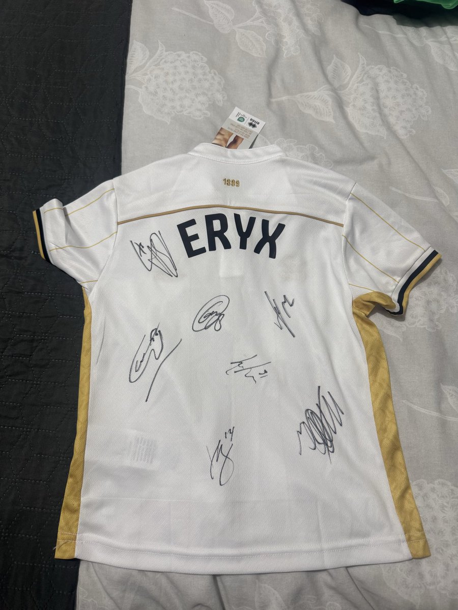 calblade99's tweet photo. Wanted to get this signed for my boy yesterday but missed a few out. Anyone know best way to go about it with me not going Derby away next week and season nearly done? @Sydiepeck8 @CalOhare @SUFCServices @SheffieldUnited @Patrick_Bamford @Oliverarblaster #sufc #twitterblades https://t.co/VH0L18qw2y