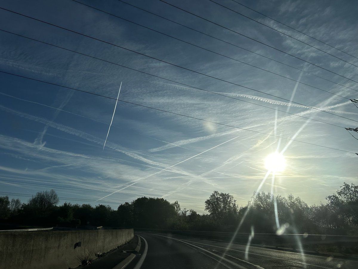 gghansgary's tweet image. Und jetzt kommt täglich ein Dreck über Österreich runter. Pm2,5 Werte sind hoher als in der Nähe eines Schornsteines… eckelhaftes #Geoengeneering vielleicht durch #CO2 #Steuer finanziert