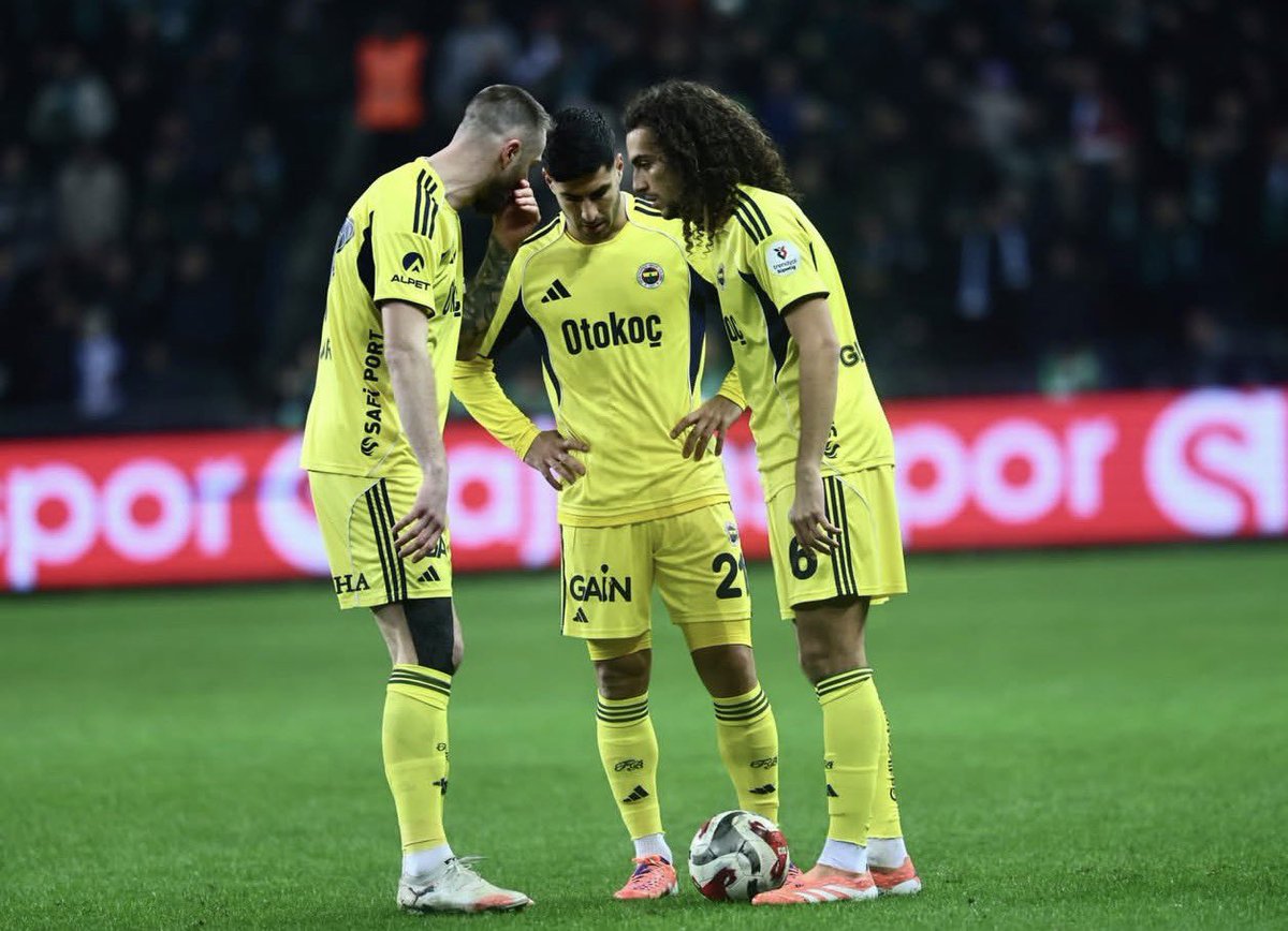 Drna6321's tweet photo. @Fenerbahce BAŞKANINDAN  YÖNETİMİNE HOCASINDAN OYUNCUSUNA MASÖRLERİ FİZYOTERAPİSTİDE DAHİL SADECEBU 3 oyuncu KALACAK digerleei ANASININ AMNA KADAR GİDECEKKK https://t.co/Ms4zrxeyww