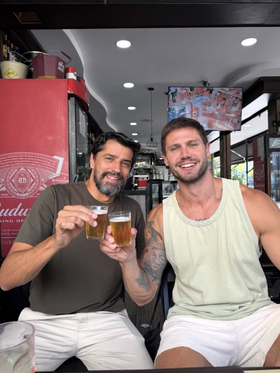 canalantenados's tweet photo. Atenção, Fudiders! Neste domingo (26), Alberto Cowboy e Jonas Sulzbach —  carinhosamente chamados de "Joboy' pelos fãs  — tiveram um encontro e registraram o momento nas redes sociais. "O homi veio mesmo!!! Esse bar foi até tema de festa", escreveu Jonas. https://t.co/dzVQipl34o
