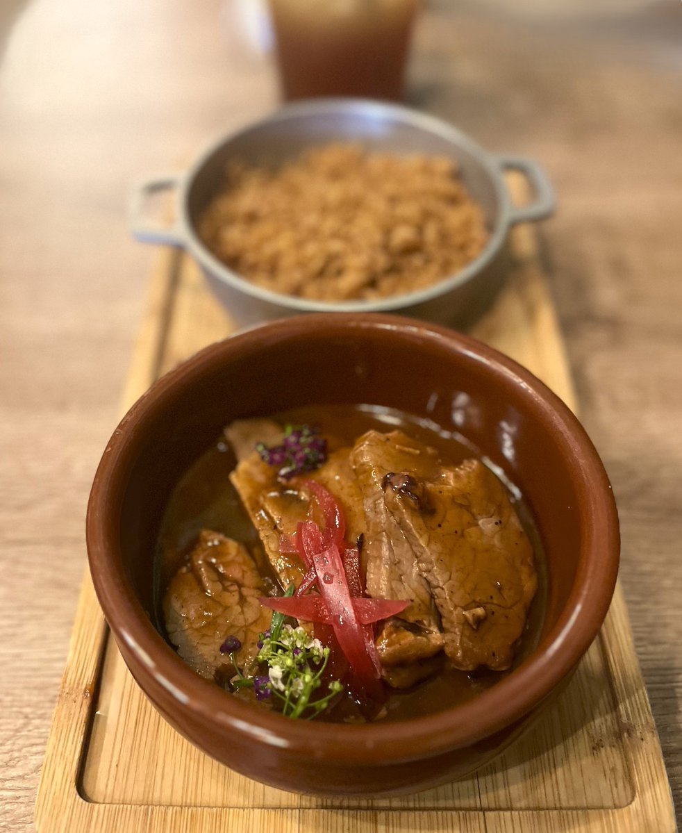 Bcnsingular's tweet image. Amb la cuina colombiana no acostumo a despertar gaires passions, però el Muysca (#Clot 135) és una altra dimensió. Tant l''ajiaco' -la millor sopa que he tastat mai?- com la resta de plats -brutal, la 'posta negra'- m'han entusiasmat. El restaurant on més he gaudit aquest 2026 🇨🇴
