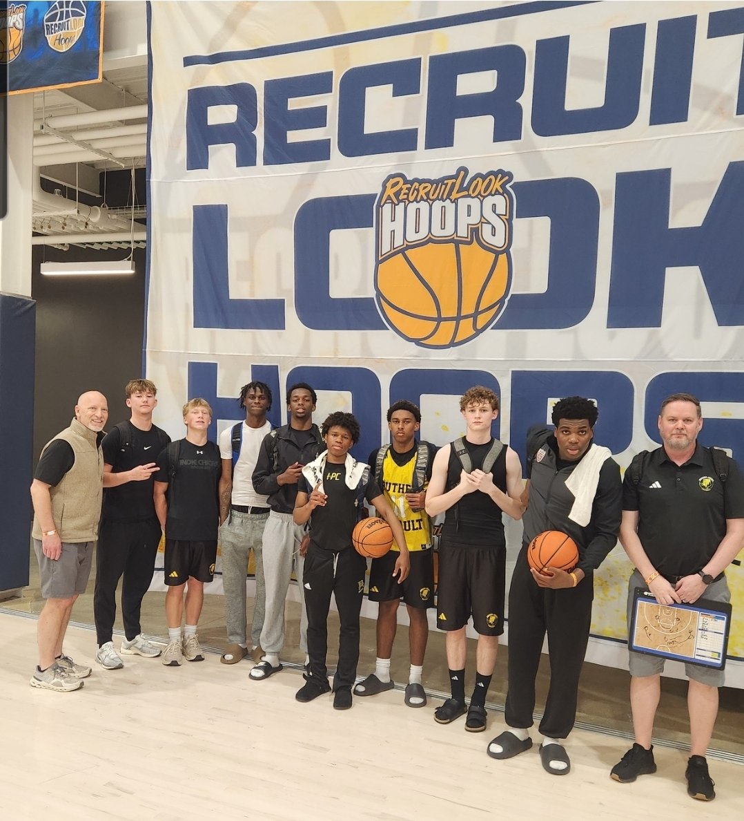paintershawn1's tweet photo. 4-0 at the RecruitLook KC Showcase II. We have players that are hungry, tough, and lay it all on the court. Next weekend we go to Dallas RL Showcase.
@SATexomaHoops @CAA_Bball_Ok @RL_Hoops @OkieBall_1 https://t.co/Tcx3M55Un1