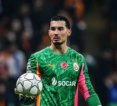 themarginale's tweet photo. Uğurcan Çakır Galatasaray’a kaç maç kazandırdı? Ederson Fenerbahçe’ye kaç maç kaybettirdi?

Ya da şöyle sorayım.

Osimhen kaç maç kazandırdı? Sidiki Chérif kim?

Bu soruların cevabı içinde bulunduğumuz durumun özeti. https://t.co/d2h3XMaUDn