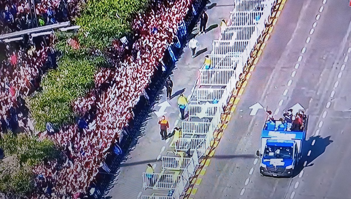 CallegariAlbert's tweet image. Locura por @FranColapinto ante más de 500.000 almas en las avenidas de Palermo, Ciudad de Buenos Aires. Una exhibición inolvidable a borde del Lotus 2012 y del Mercedes Flecha de Plata campeón con Fangio.
#Roadshow
@AlpineF1Team 
@F1