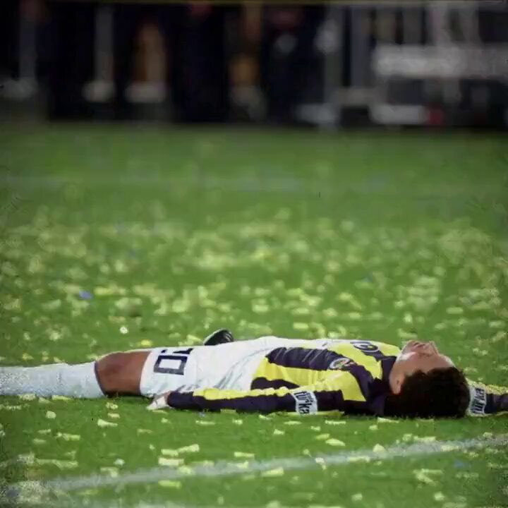 Arifsdtmz's tweet photo. Biz senin bize vereceğin şampiyonluklara değil, renklerine tutulduk. ama en azından bizim için savaşırsın sanmıştık https://t.co/rjMvsfpXbA