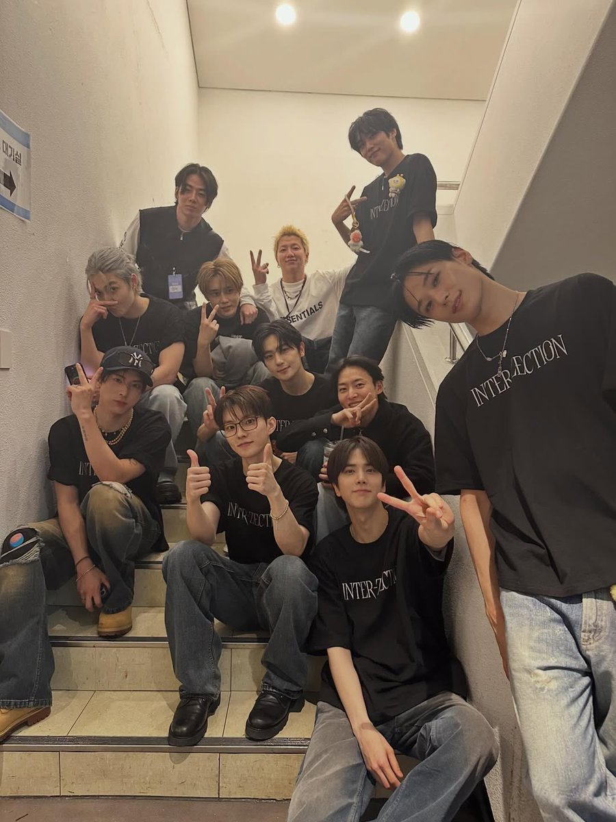 ‧₊ ᨳ julia ྀི .࿔ ¹¹ tweet media