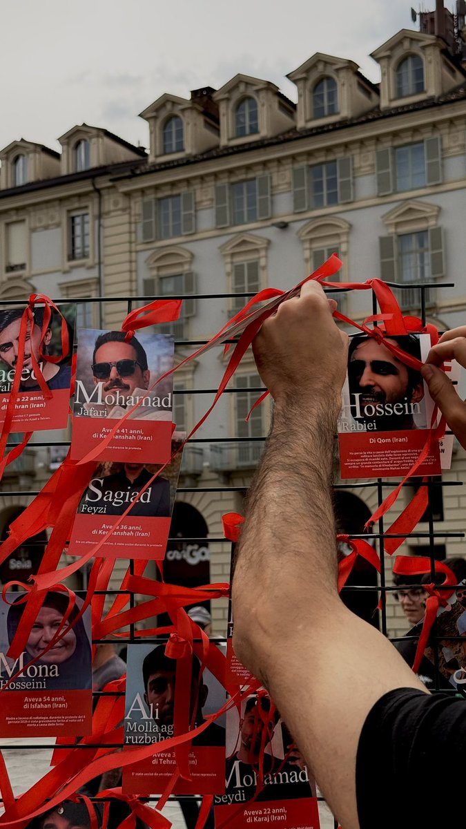 امروز باز دور هم جمع شدیم و کشته شده ها و دستگیر شده‌ها و اعدامی ها گفتیم
#زن_زندگی_آزادی 
#نه_به‌_اعدام 
#زندانیان_سیاسی