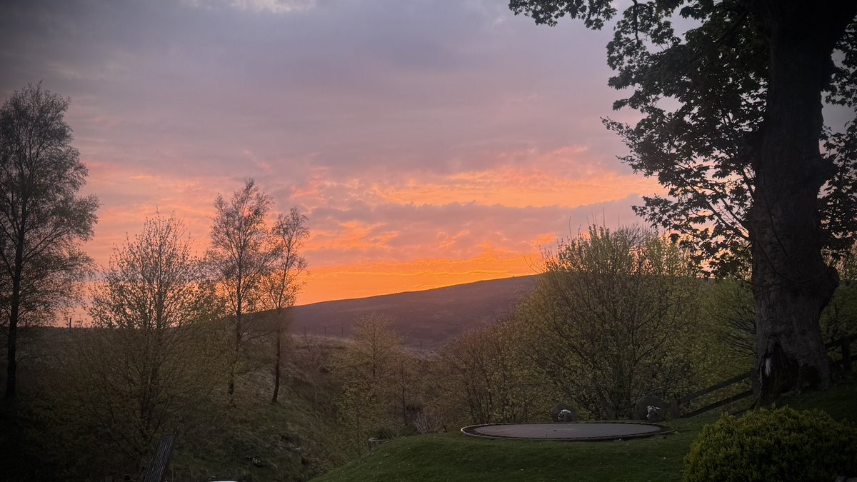 DigChrisMyers's tweet image. better than watching the news…
#OffGrid #Sunset #YorkshireDales