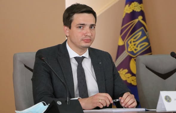 Колишній Миколаївський обласний прокурор Дмитро Казак у 36 років уже на пенсії – і не просто на пенсії, а з виплатою 156,7 тис. грн щомісяця.
Але, виявляється, цього недостатньо. Перебуваючи у Швеції, він подав до суду, бо вирішив, що держава роками йому «недоплачувала», і тепер