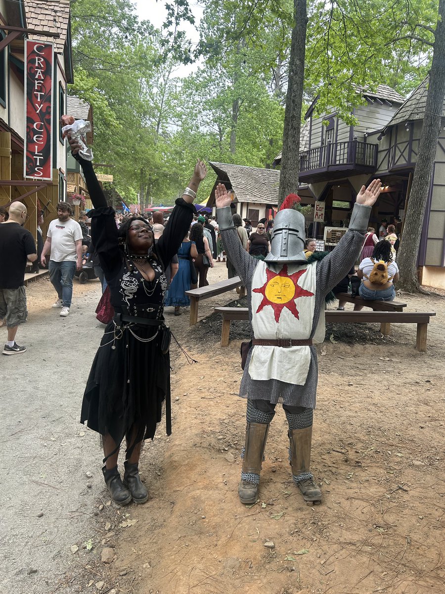 thevespa_woman's tweet photo. PRAISE THE SUN ☀️ https://t.co/hJZRapujfo