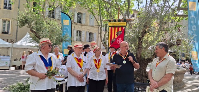 PromoliveGard's tweet photo. Le maire de La Bastide d’Engras et le président de Promolive élevés au grade de Chevalier de l’Olivier dimanche 19 avril, à l’occasion de « Olives en Fête » sur la célèbre Place aux Herbes d’Uzès. https://t.co/21BMrKOUYL