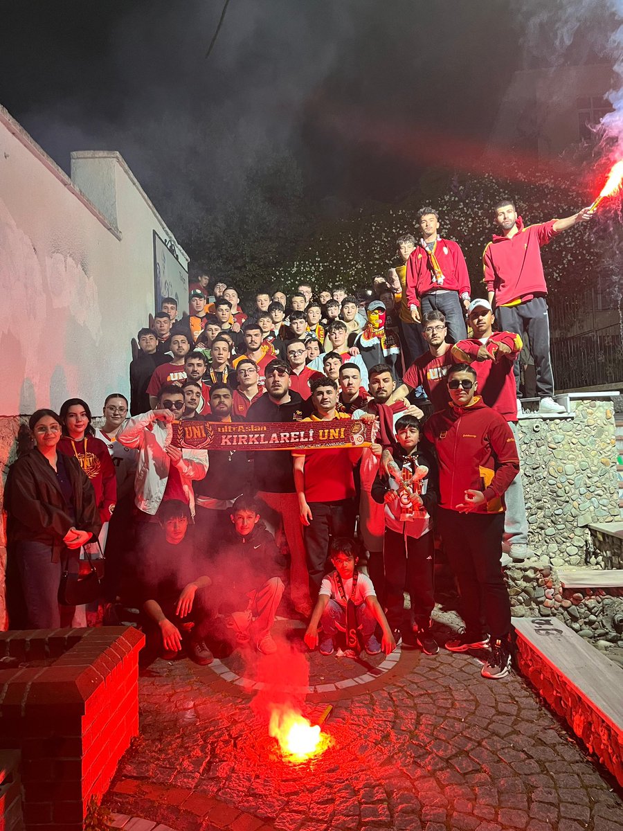 uAUNIKirklareli's tweet photo. SEN BU İŞİN SONUNU DÜŞÜNMEDİN Mİ ❗️

GALATASARAY’ımızı fenerbahçe karşısında  şehrimizde aslanlar gibi destekledik.

#ultrAslanUNI https://t.co/hI3RGUdOMY