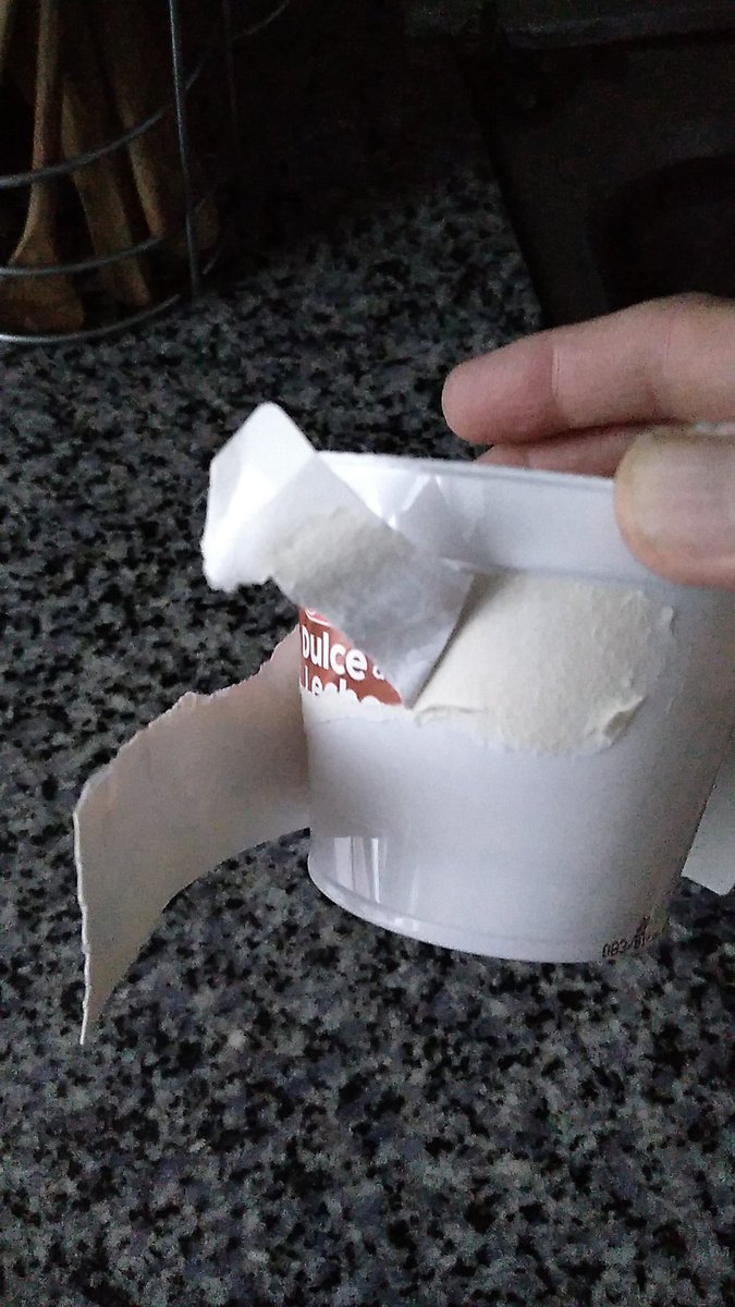PanattaLa's tweet photo. @laserenisima: la idea puede ser buena, pero no entiendo esto de la etiqueta nueva para reciclar. Imposible despegar del pote plástico sin que queden restos!! Me explican? https://t.co/7UW4V3hKNM