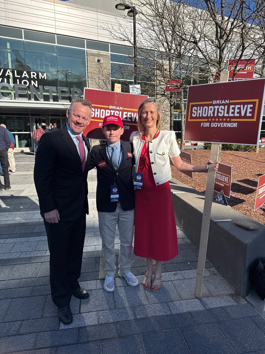 ShortsleeveMA's tweet image. The the three hardest working men at the Convention! Wanted to take a quick moment to thank my three boys Michael, Patrick and Teddy, my wife Liz, and the rest of my friends and family who showed up yesterday. #mapoli #magov