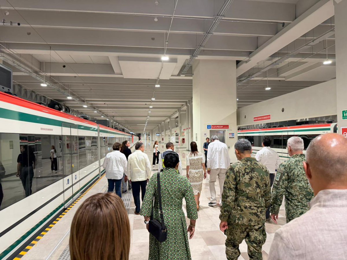 rosaicela_'s tweet image. Este domingo, la Presidenta @Claudiashein inauguró el tren "Felipe Ángeles" Buenavista-AIFA, el cual reducirá los tiempos de traslado de miles de personas que van de la #CDMX hacia el aeropuerto @aifaaero. 🇲🇽🚊✈️ @delfinagomeza @ClaraBrugadaM @juliomenchaca_