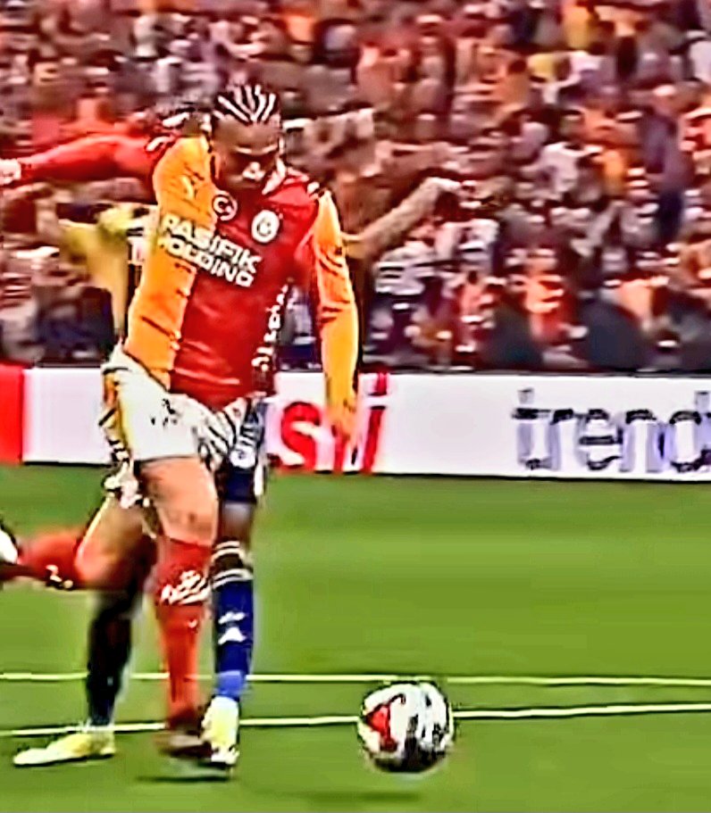 hasanal10's tweet image. #YasinKol FB lehine penaltıyı verdi.
GS'nin penaltısını vermedi.
#FB'li oyuncu sağ ayağını yere basıyor. Sol ayağıyla GS'li #Sane'ye darbeyi indiriyor.
#Torreira'nın ayağına bastılar, bırakın kartı faül vermedi.
#Barış'ın ağzına şamar devam.
GS sadece FB'yi değil hakemi de yendi.