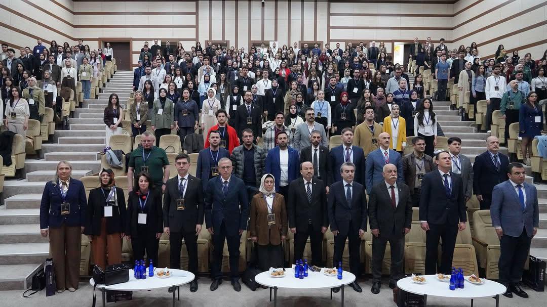 Dr_K_Aydin's tweet photo. SBÜ Erzurum Tıp Fakültemiz tarafından düzenlenen“Vakanın Zirvesi Kongresi”geleceğin hekimlerini klinik vakalar ve güncel tedavi yaklaşımları etrafında buluşturdu.Emeği geçen dekanımız Özgür hocamıza,akademisyenlerimize, öğrencilerimize ve tüm paydaşlarımıza teşekkürler @sbuedutr https://t.co/RaJq2lDCVe