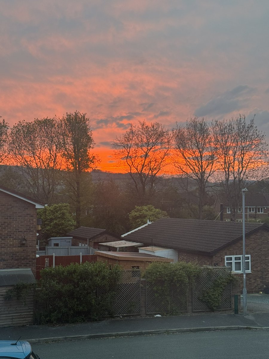 TamsinSmith8's tweet photo. Nice sunset tonight @wrexham 
#chirk https://t.co/90Z5ZOYK5j