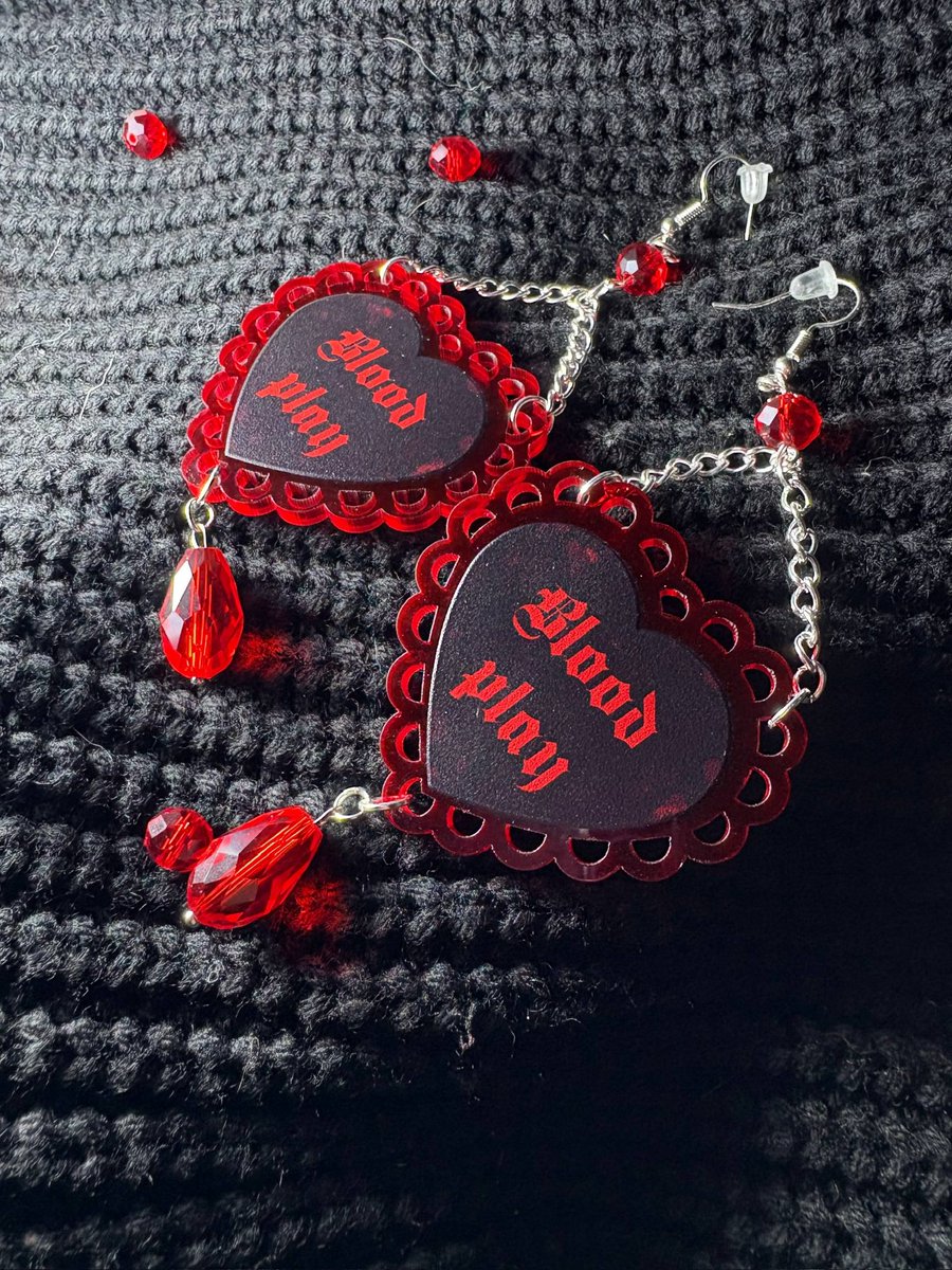 я тут сделала такую красоту с вампидапом — колье, сережки и обвес. ну и просто много разного мерча можно купить у меня до 28 числа включительно 

forms.gle/FMxDh3uuEiK8CU…

💘