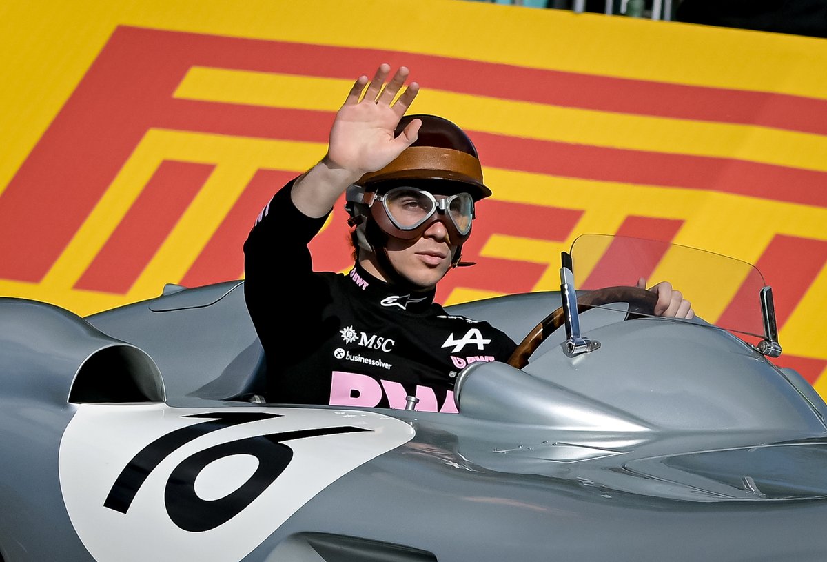 mexicogp's tweet photo. Un momento único: @FranColapinto al volante de una réplica de legendario Mercedes de Fangio, trayendo la historia de vuelta al presente frente a su gente. 🇦🇷🥹 https://t.co/VF4Gjt5Ff8