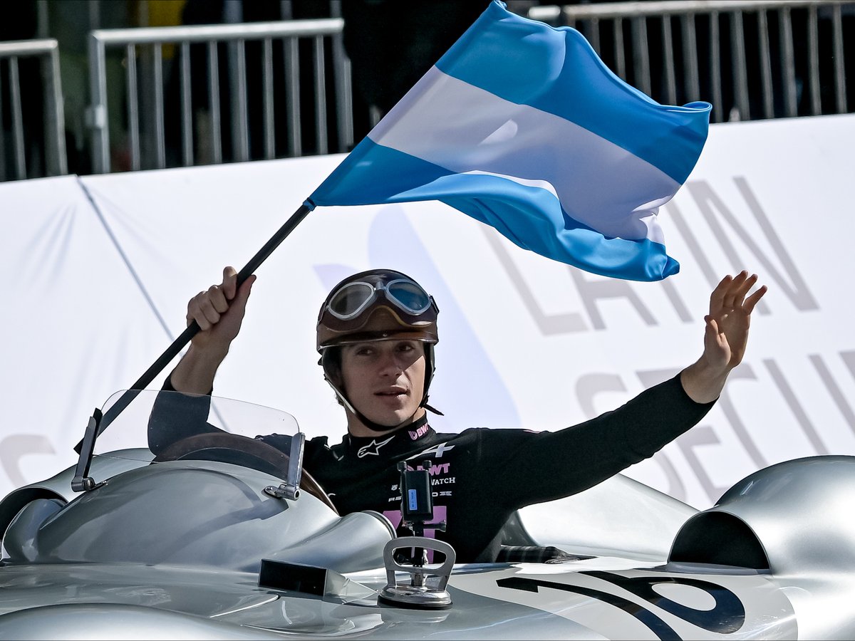 mexicogp's tweet photo. Un momento único: @FranColapinto al volante de una réplica de legendario Mercedes de Fangio, trayendo la historia de vuelta al presente frente a su gente. 🇦🇷🥹 https://t.co/VF4Gjt5Ff8