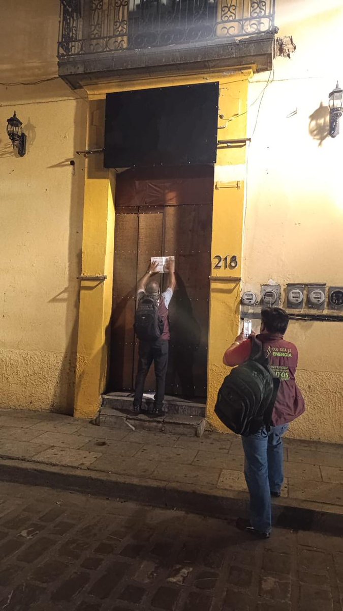 ELPINERO's tweet image. #FOTOREPORTE 📸 | #Oaxaca: Clausuran bar tras denuncias por irregularidades 

➡️ Autoridades municipales cerraron el establecimiento “La Perrera”, ubicado en el Centro, luego de acumular reportes por fallas en su operación y posibles riesgos para los asistentes.

➡️ La medida se