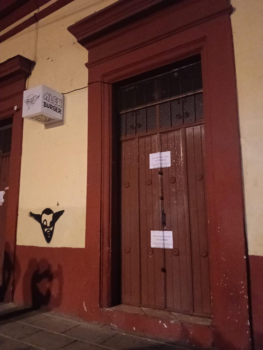 ELPINERO's tweet image. #FOTOREPORTE 📸 | #Oaxaca: Clausuran bar tras denuncias por irregularidades 

➡️ Autoridades municipales cerraron el establecimiento “La Perrera”, ubicado en el Centro, luego de acumular reportes por fallas en su operación y posibles riesgos para los asistentes.

➡️ La medida se