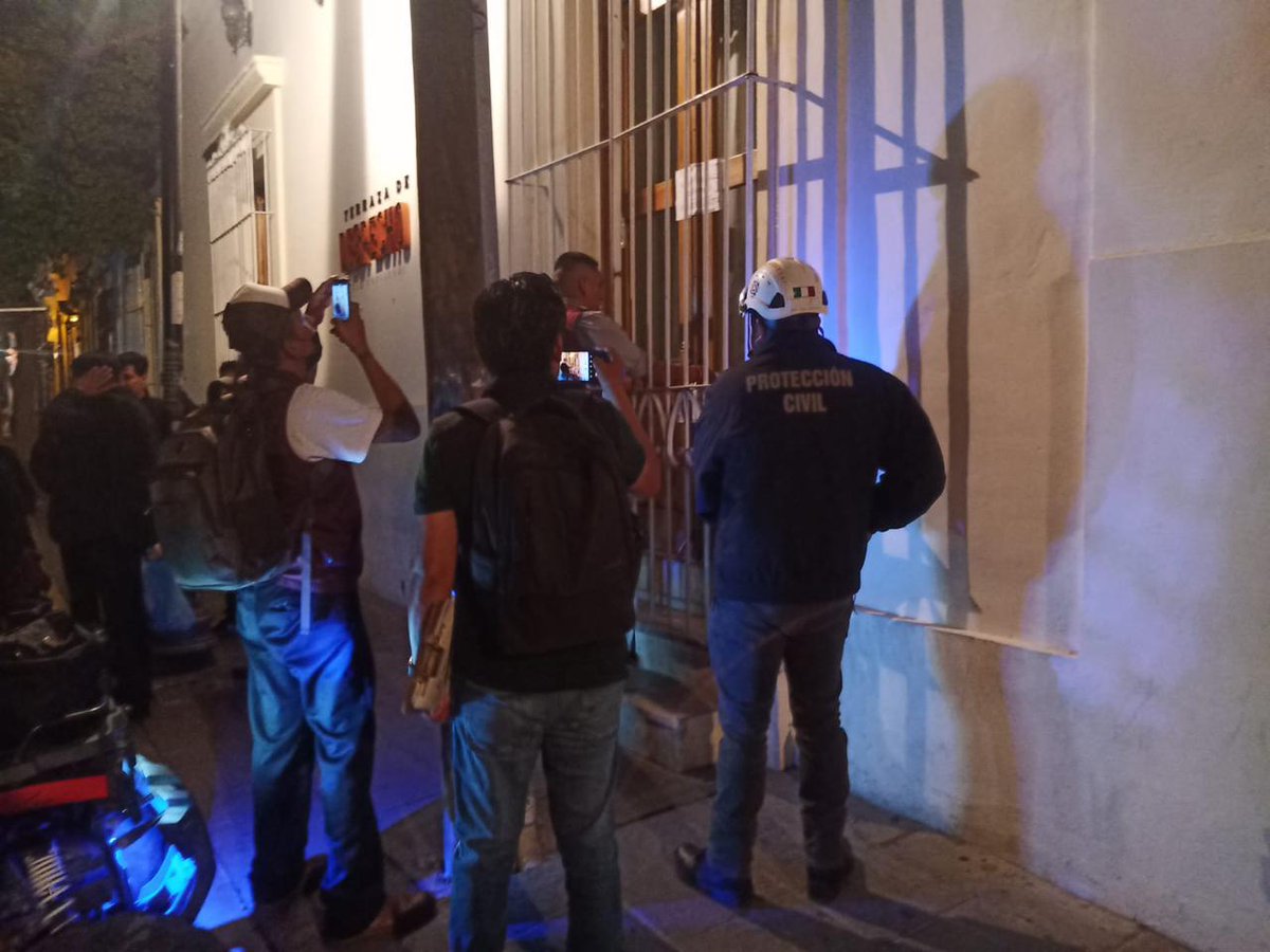 ELPINERO's tweet image. #FOTOREPORTE 📸 | #Oaxaca: Clausuran bar tras denuncias por irregularidades 

➡️ Autoridades municipales cerraron el establecimiento “La Perrera”, ubicado en el Centro, luego de acumular reportes por fallas en su operación y posibles riesgos para los asistentes.

➡️ La medida se
