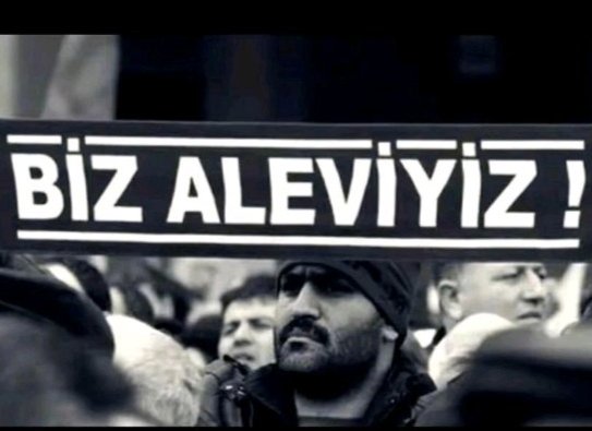 clkMesutklc's tweet photo. Kendini en mağdur tanımlayanlar bile söz konusu Alevilere hakaret olunca çoğunluğa yavşayarak taraftar bulma yolunu seçiyorlar. Daha sağlam yavşamak için kimliğini savunan Aleviyi hedef göstermekten de geri durmuyorlar.

Çünkü Alevilerin, katli vacip görülen, bin yılı aşkındır katledilip baskı altında yaşamak zorunda kalan, İslam coğrafyasının müzmin ezileni olduğunu biliyorlar. Alevileri savunmaya kalkmanın getireceği linci görüyorlar.

Mutlak kaybedenin yanında durmaktansa, öfkeli çoğunluğun eteklerinde muhalifcilik oynamak kolaylarina geliyor.
Reziller sizi...

Vallahi hepinizin hakkından geleceğiz.