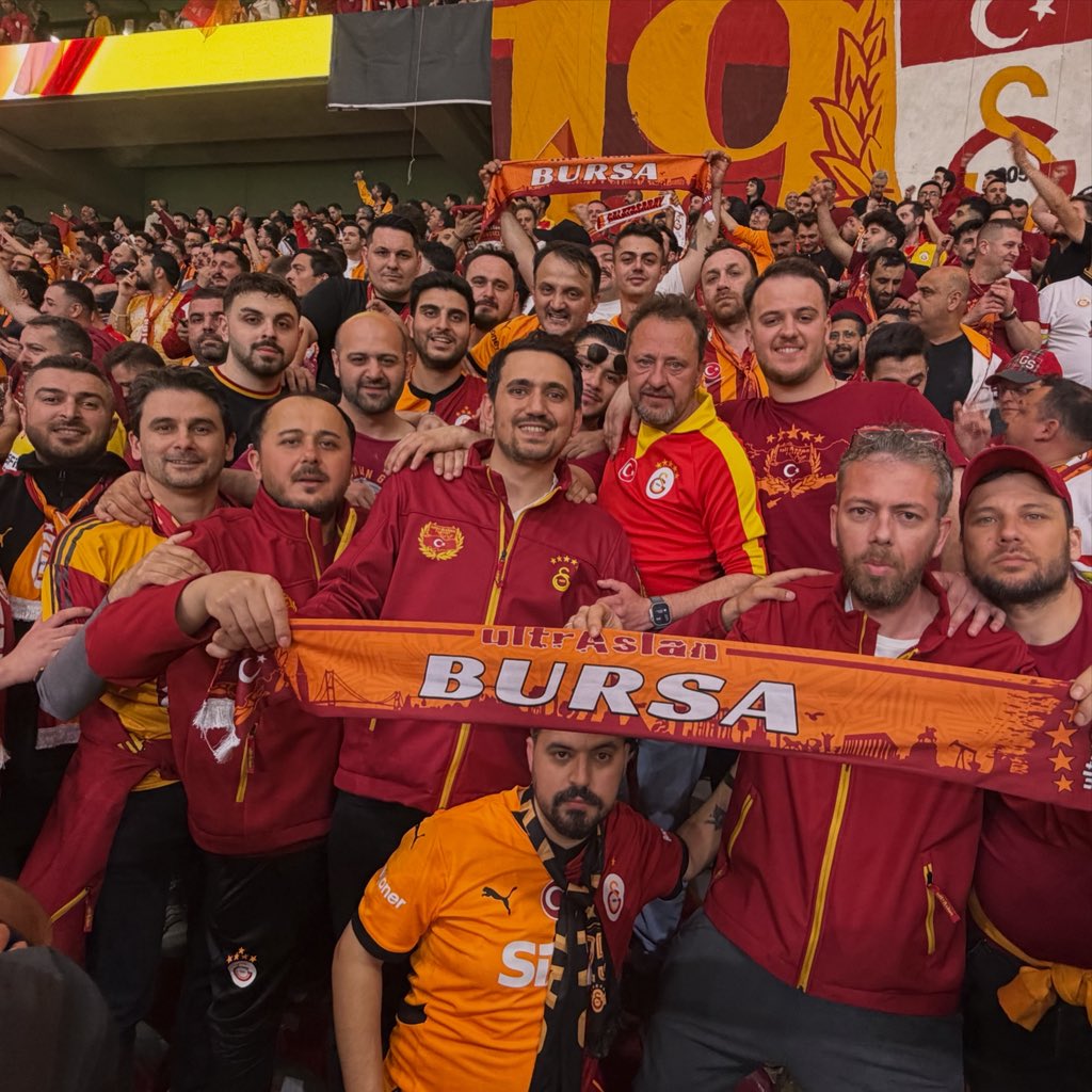 ŞAMPİYONUZ DEMEDİK Mİ ŞAŞKIN! 😎 
<a href="/ultrAslan/">ultrAslan</a> <a href="/uAYurtici/">ultrAslan Yurtiçi</a> 
#Galatasaray #ultrAslan #uAYurtiçi #ultrAslanBURSA