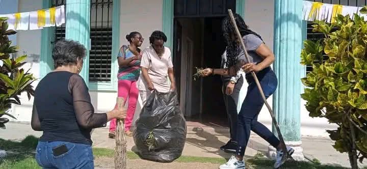 Este fin de semana continuaron las labores de higienización en instituciones de Salud en #ArtemisaJuntosSomosMás, convocado por el Sindicato Provincial en saludo al #1DeMayo #LaPatriaSeDefiende <a href="/Colina_CTCuba/">Miguel Colina</a> <a href="/GladysArtemisa/">Gladys Martínez Verdecia</a> <a href="/DiazCanelB/">Miguel Díaz-Canel Bermúdez</a> <a href="/DrRobertoMOjeda/">Dr. Roberto Morales Ojeda</a>