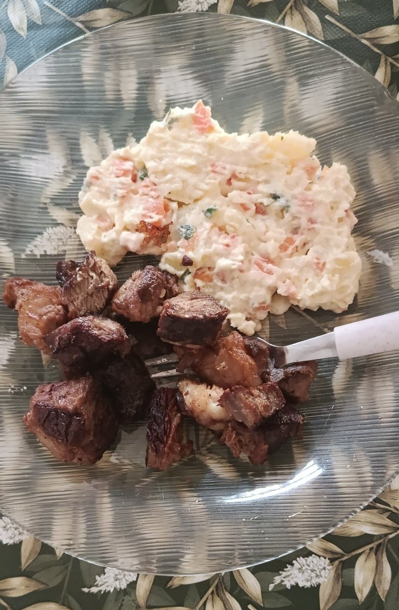Thinyna0's tweet photo. Almoçando por aqui só agora sim https://t.co/EHYj0Fls1v