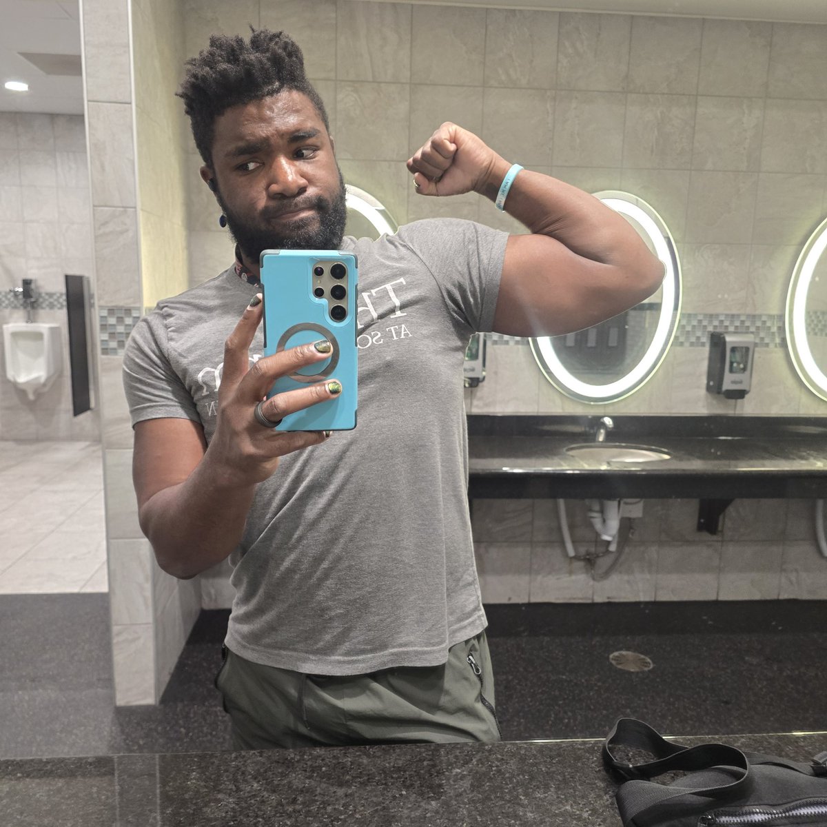 Xander1300's tweet photo. Who wants to arm wrassle https://t.co/WbQQoa4SMt