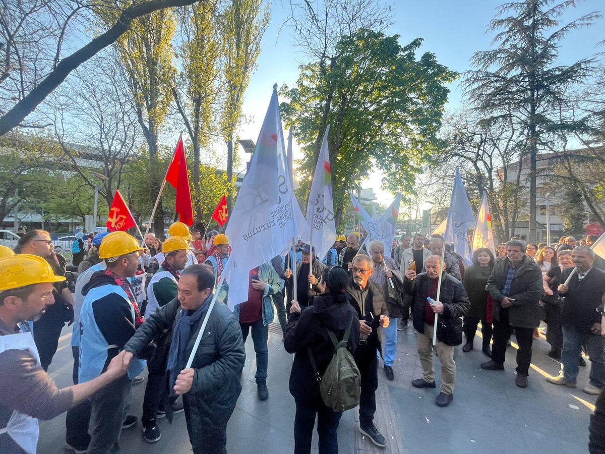 SYKPgenelmerkez's tweet photo. SYKP olarak Doruk Madencilik’in direnişçi işçilerinin sonuna kadar yanındayız. Patronlar değil, direnen işçiler kazanacak!
Yaşasın Sınıf Dayanışması! https://t.co/XtTWe6Xpon