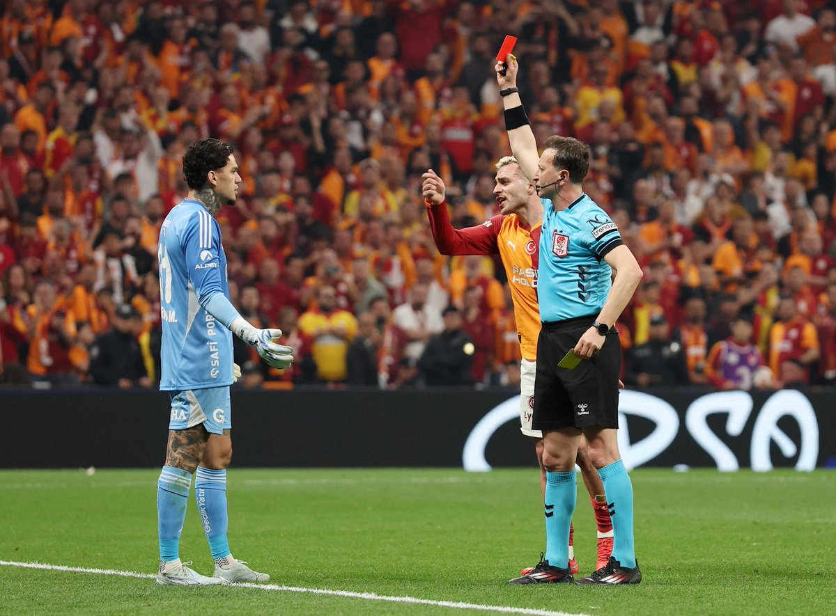 feneromenTHG2's tweet photo. İşin en aptalca tarafı şu. Ederson Kaleye geçmedi diye ikinci sarıyı gördüğünde Barış alper de hakemin yanında yani o da topun başında/yerinde değil. Saçma sapan bir kart.

Olan penaltımızı verdi diye kedini geseye mahçup hissetti ve bizi doğradı. https://t.co/inVGUB5qcQ