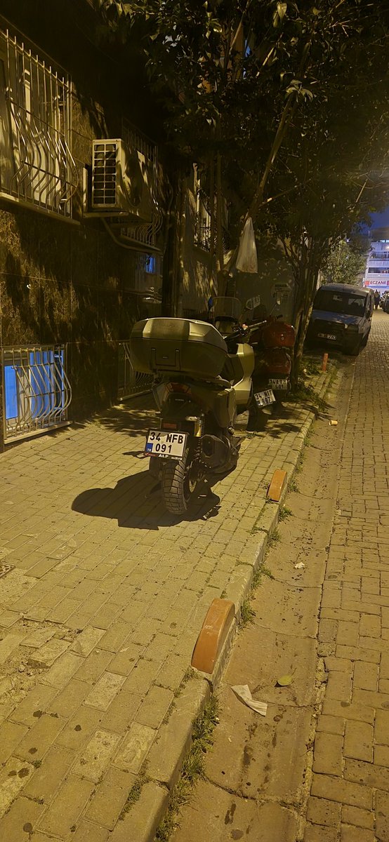okanhos's tweet photo. @IBBcozummerkezi @bpasabelediyesi @TrafikEgm sayin ilgililer merhaba.Daha once defalarca sikayette bulunmama ragmen kalici bir cozum malesef bulunamadi.Apartman girisi kaldirimin ustu otopark olarak kullanilmaktadir.Evime girerken slalom yapmak zorunda degilim. Ilginizi rica edrm https://t.co/s9OqWmniD1