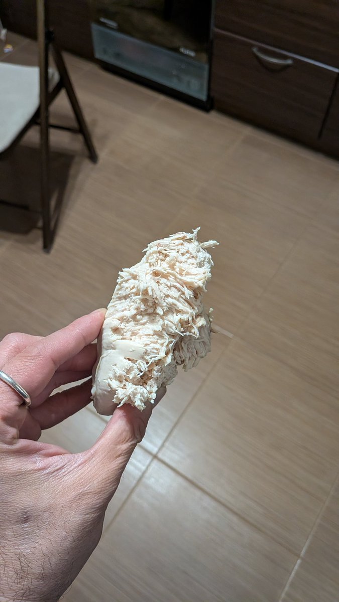 Лосось в кустах черники tweet media