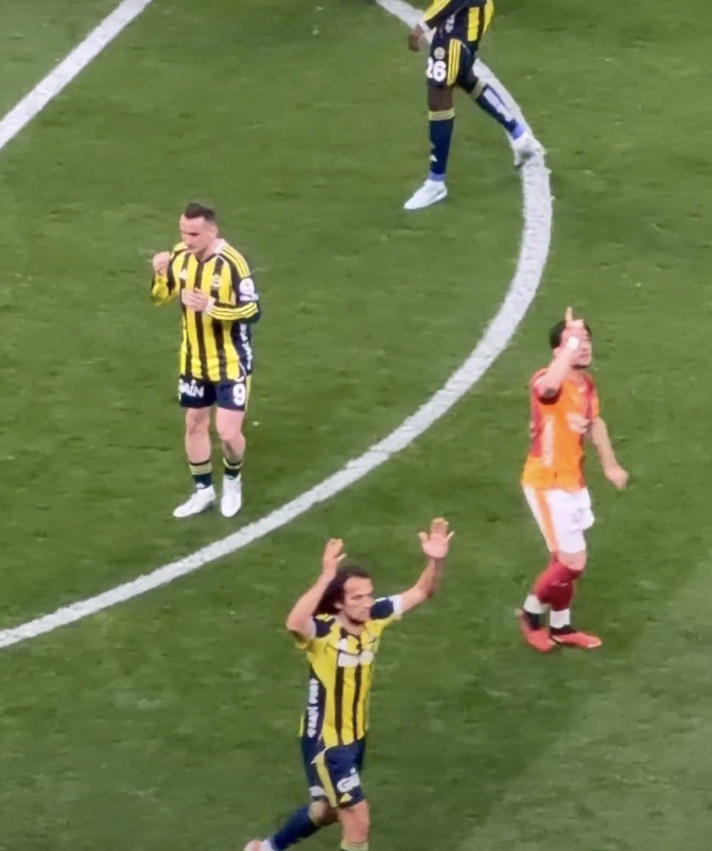 sarann72's tweet photo. #GSvFB
Bazıları hakeme güvenir.
Bazıları da Allah'a güvenir. 
Ve Allah'a güvenenlerin güveni boşa çıkmaz https://t.co/TXN7xIQjtm