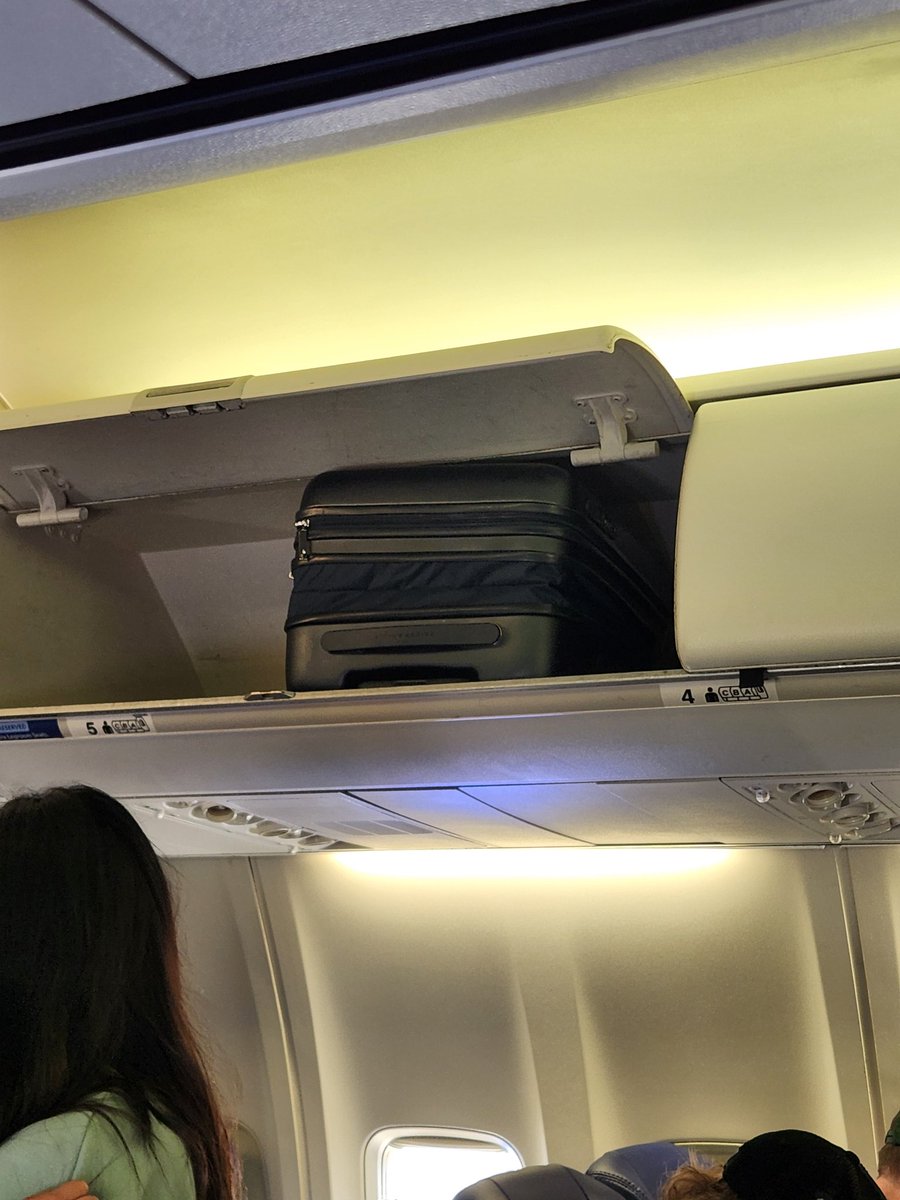 Turegberk's tweet photo. @SouthwestAir WN4237 in group one
 Your gate agent just lied as I was boarding & said my bag wouldn't fit in the overhead because of expander. It wasn't expanded. This is on the bin across the from me. So now after my two flights that are delayed I get to wait another 30 minutes to get my bag. Thanks so much for the customer service to your loyal customers.
