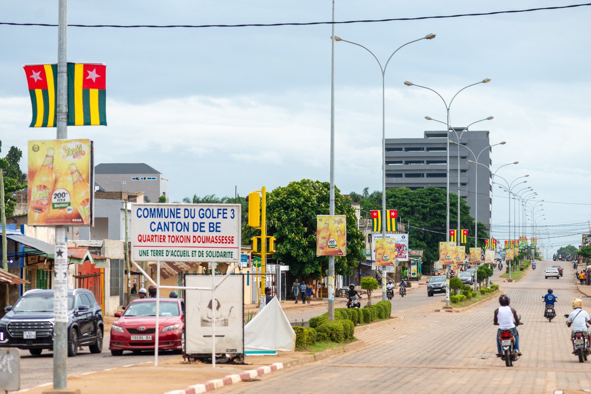 CGolfe3's tweet photo. À la veille de la célébration de la 66e fête de l'indépendance du Togo 🇹🇬,  la @CGolfe3  se pare fièrement de ses couleurs nationales. Des  artères embellies, des espaces verts soignés et une atmosphère qui  reflète la fierté et l'engagement de toute une communauté.

@GouvTg https://t.co/nLTat9c0Gd